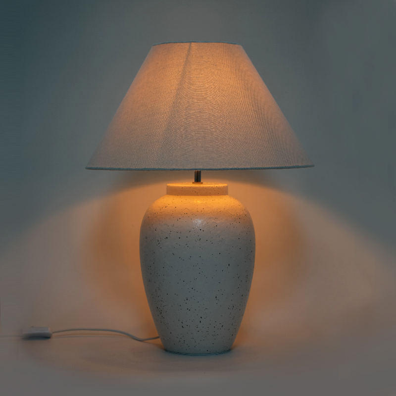 Nostalgisk keramisk soveromsbordlampe
