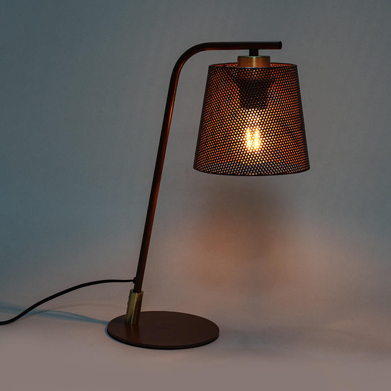 Nordisk metall smi jernbordlampe