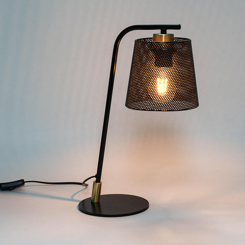 Nordisk metall smi jernbordlampe