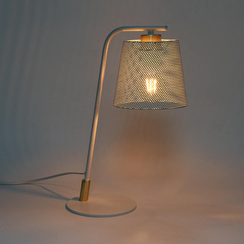 Nordisk metall smi jernbordlampe
