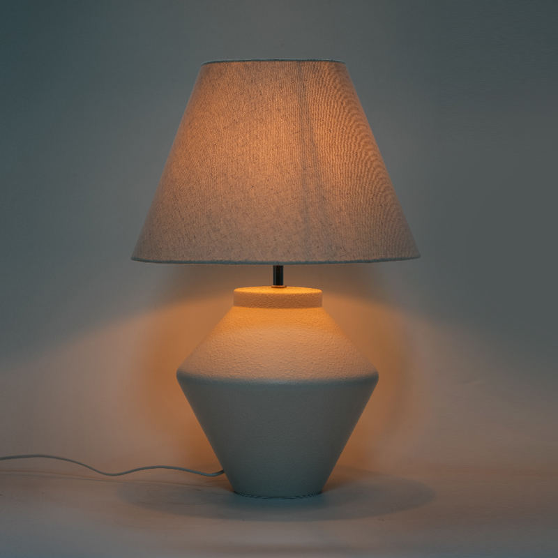 Geometrisk keramisk bordlampe