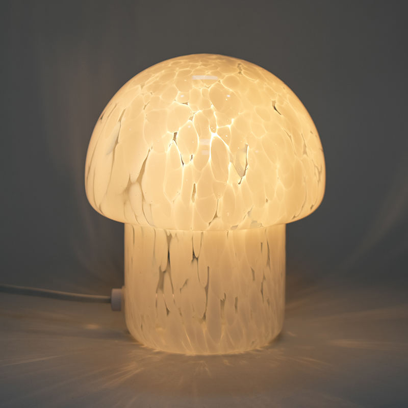 Spottet glass sopp bordlampe