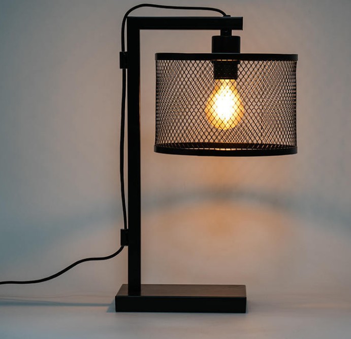 Hvordan sikrer smørjernsdekorativ bordlampe stabiliteten og holdbarheten til produktet?