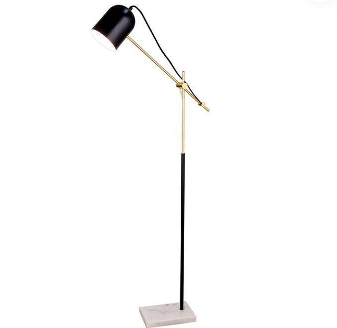 Hvordan justeres metalljusterbare armen til denne metalljusterbare armmarmorbunnens gulvlampe?