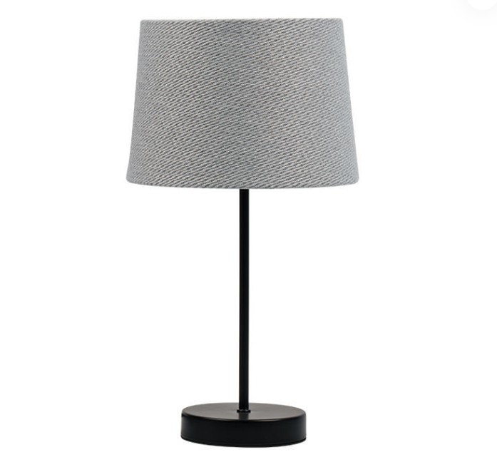 Hvordan påvirker lampeskjermen til denne retro -maskinvarestoffbordlampe spredningseffekten av lys?