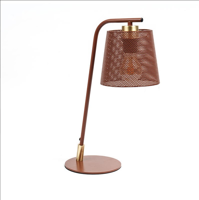 Hvordan hever en bordlampe av jern moderne hjemmebelysning?